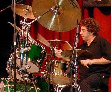 Simon Phillips : drums